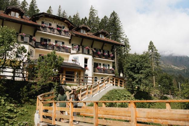 Plank Hotel.