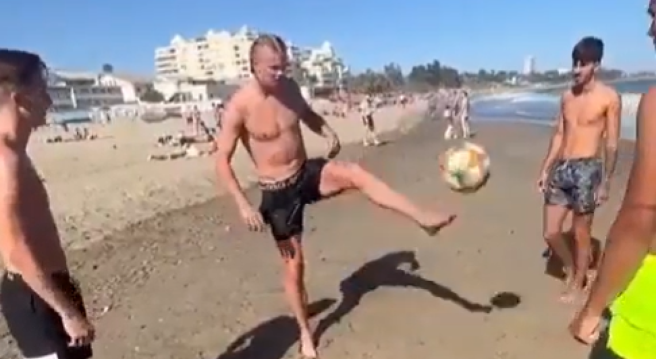 Thumbnail for article: Deze jongens hebben de dag van hun leven: Haaland trapt een balletje op het strand