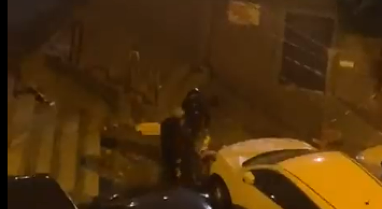 Thumbnail for article: Bizar: Napolitaanse hooligans stappen af van scooter om fan te mishandelen