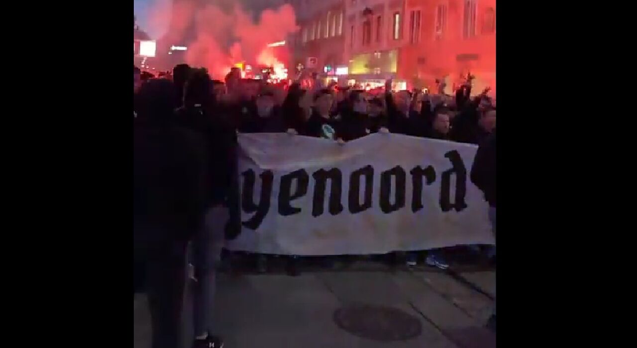 Thumbnail for article: Feyenoord-fans zorgen met corteo voor geweldige sfeer in Oostenrijk