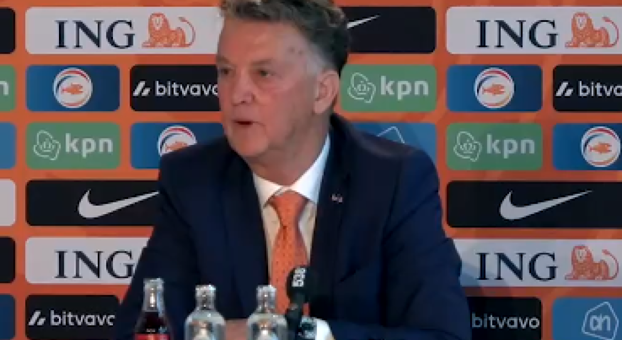Thumbnail for article: Het volledige woordengevecht tussen Van Gaal en Driessen op de persconferentie