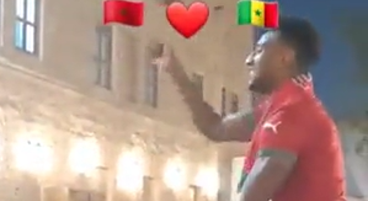 Thumbnail for article: Geweldig respect: Marokko-fans nemen Senegal-fan op schouders en zingen Mané toe