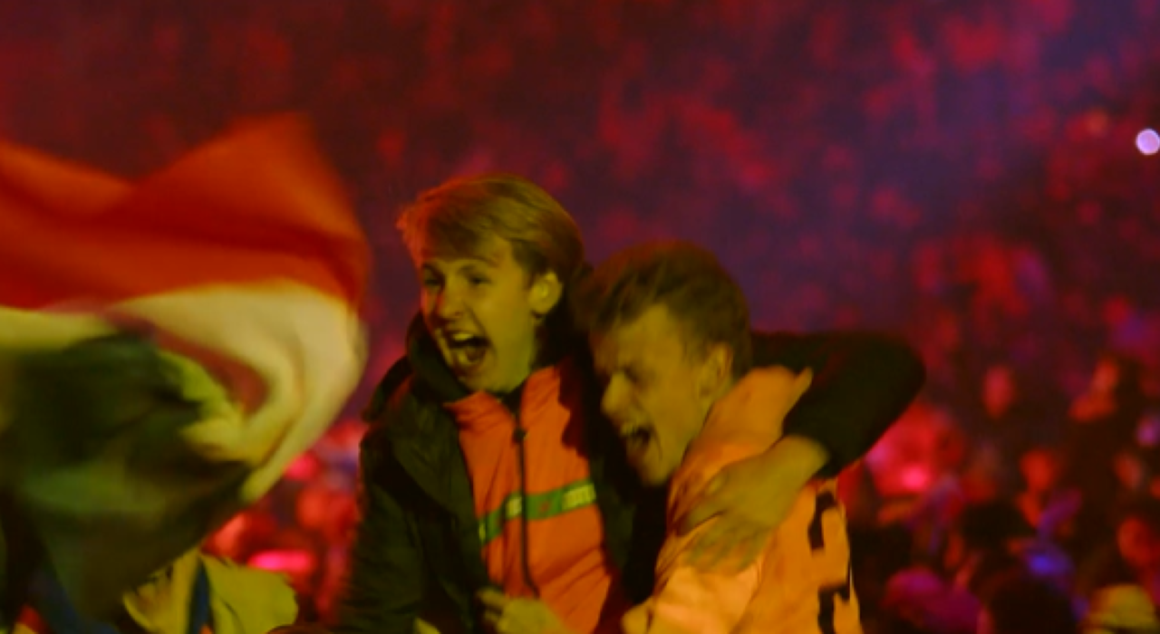 Thumbnail for article: Mooie beelden van Oranje-fans: Huis van Oranje ontploft bij Weghorst-escape