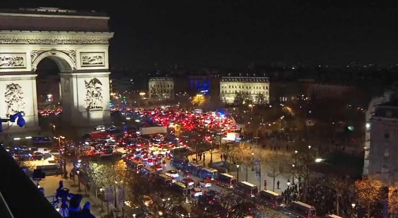 Thumbnail for article: Ook gekte in Frankrijk: Champs-Elysées het decor van massaal uitzinnige fans