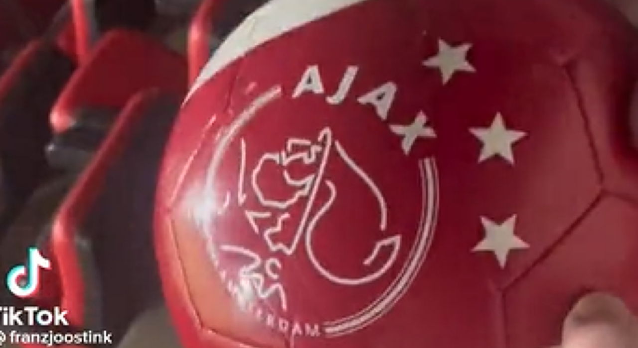 Thumbnail for article: Hilariteit op tribune Grolsch Veste: fan trapt Ajax-bal het veld op bij FC Twente