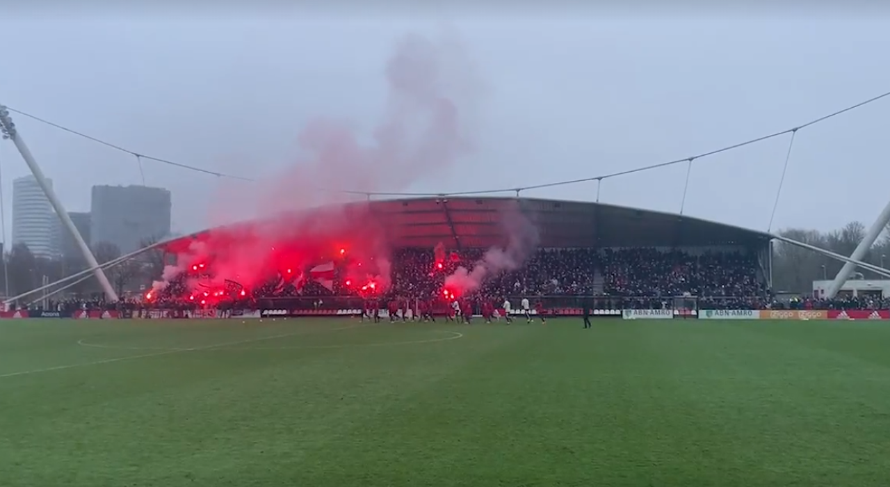 Thumbnail for article: Vlammenzee op De Toekomst tijdens laatste Ajax-training voor de Klassieker