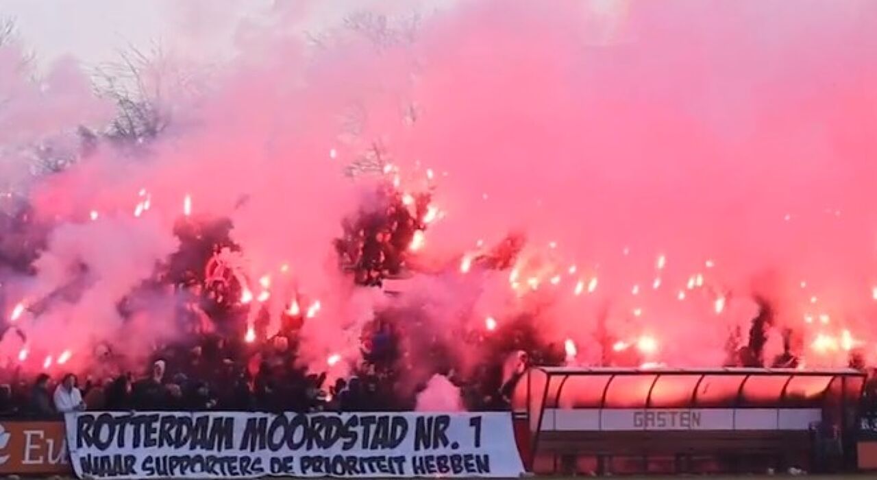 Thumbnail for article: Feyenoord-supporters zetten trainingscomplex in vuur en vlam