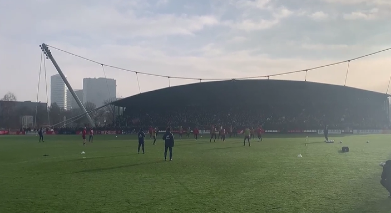 Thumbnail for article: Blind massaal toegezongen door Ajacieden tijdens laatste training voor Klassieker