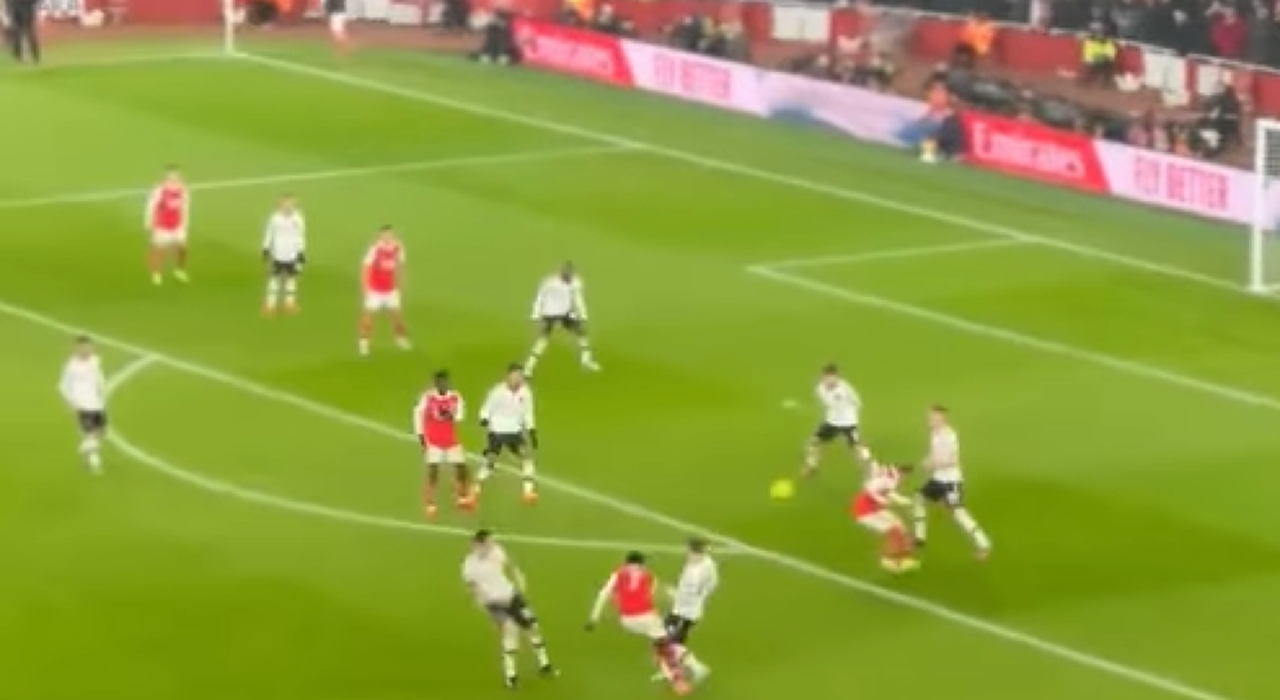 Thumbnail for article: De perfecte hoek bestaat ni...: fan vangt de goal van Saka tegen United op beeld