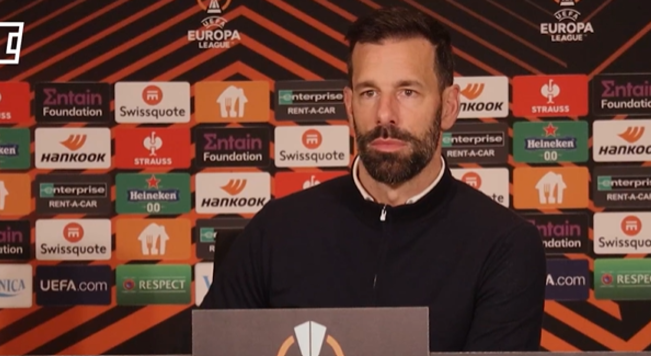 Thumbnail for article: Van Nistelrooij ziet voldoende aanknopingspunten bij PSV: 'Zijn op de goede weg'