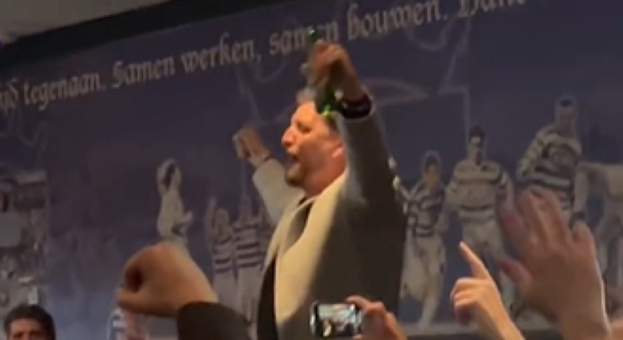 Thumbnail for article: Spakenburg-trainer feest erop los in kantine na stunt: 'We are the champions'