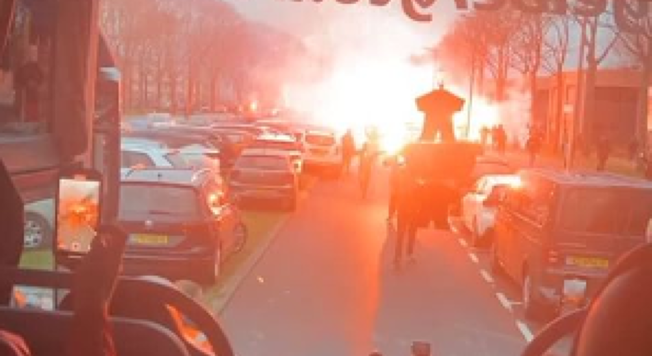 Thumbnail for article: Feyenoord-selectie arriveert in Rotterdam: Kökcü deelt beelden vanuit de spelersbus