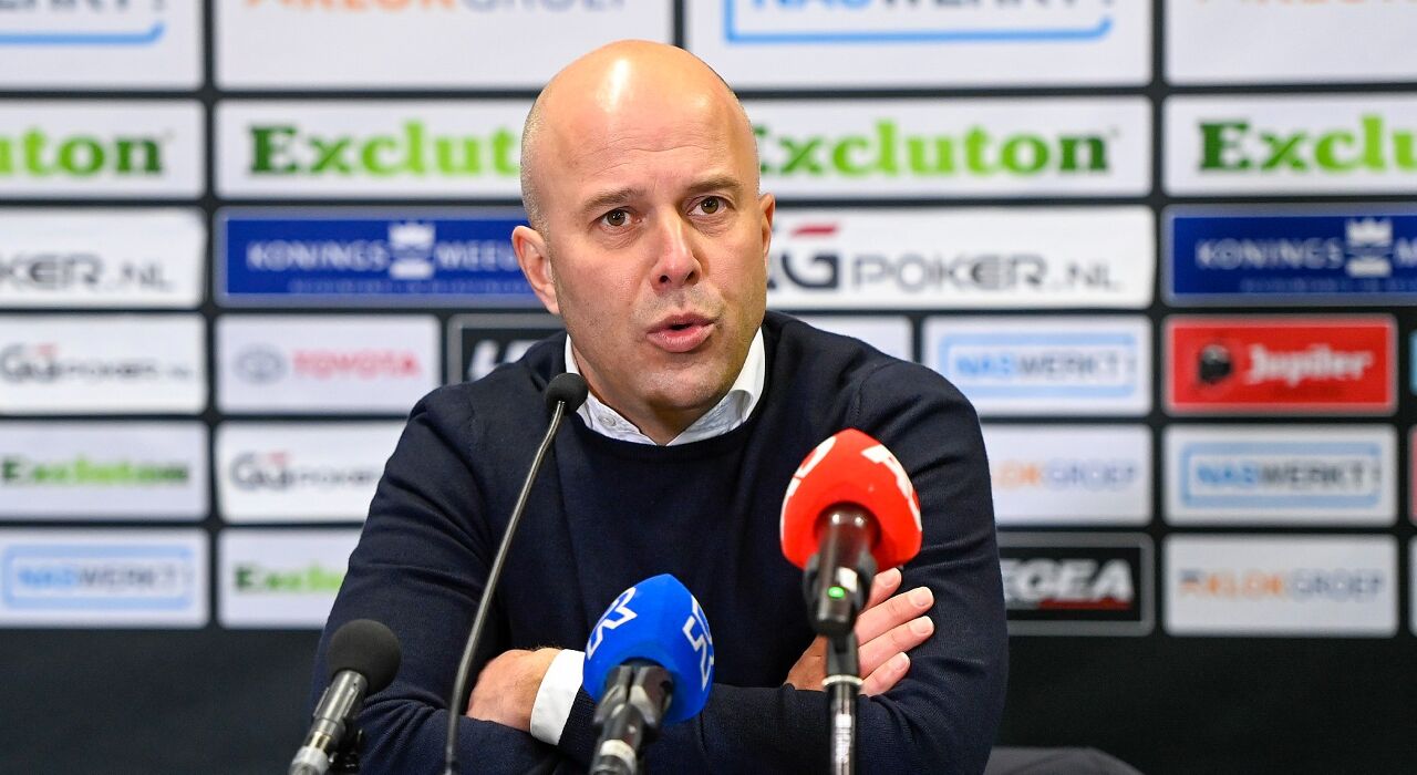 Thumbnail for article: Slot hoopt dat Gimenez bij Feyenoord blijft: 'Maar kansen komen niet altijd'