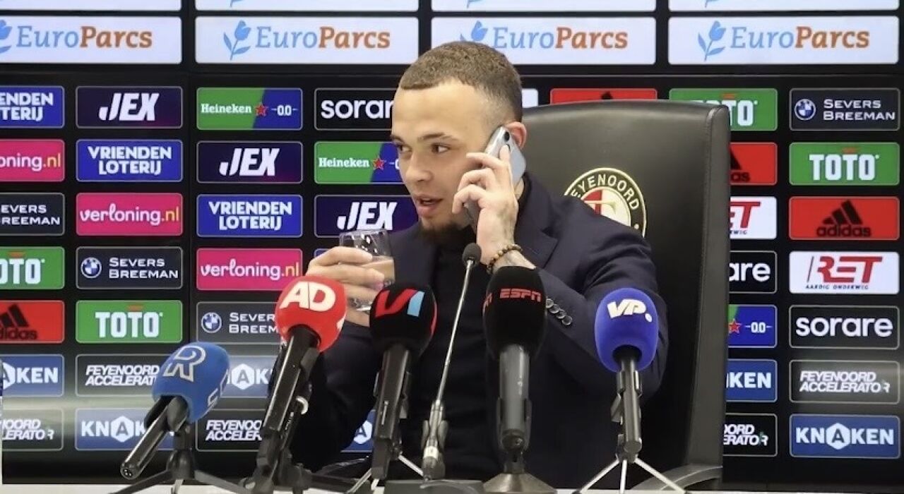 Thumbnail for article: Hartman zorgt voor opmerkelijk begin van persconferentie: 'Ik zit er al!'