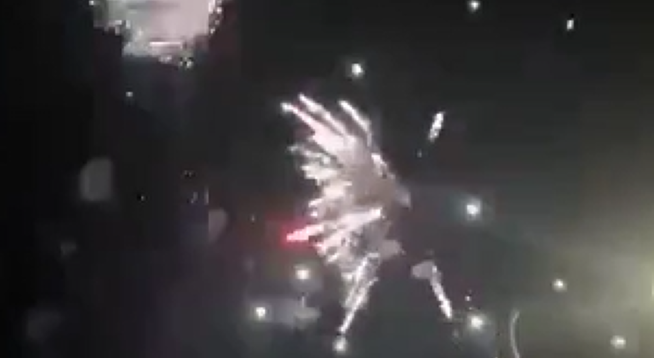 Thumbnail for article: Doei nachtrust: AZ-supporters trakteren spelers van Anderlecht op vuurwerkshow