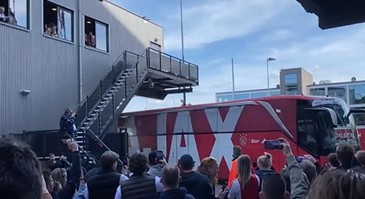 Thumbnail for article: Bussen Ajax en PSV arriveren bij De Kuip voor bekerfinale