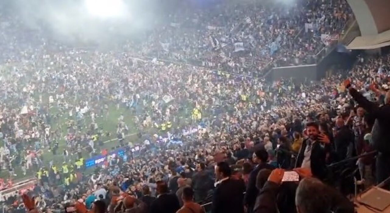 Thumbnail for article: Pitch invasion in Italië: Napoli viert feest met uitzinnige fans