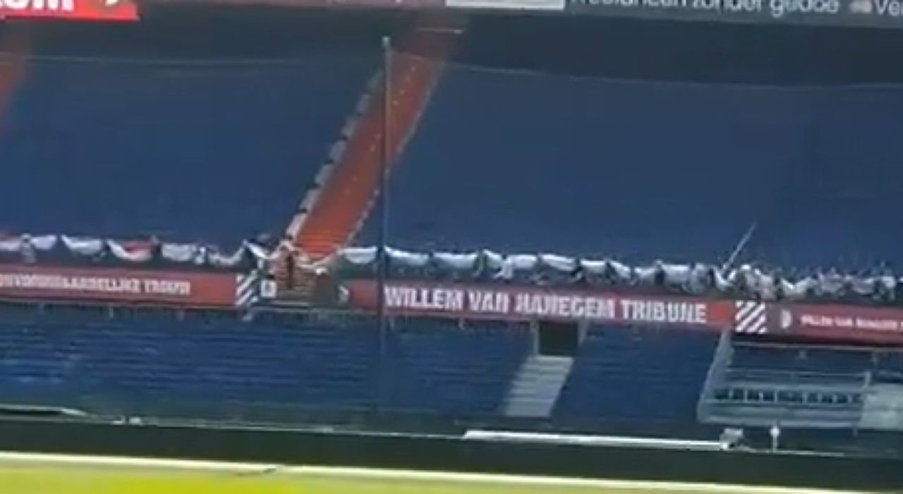 Thumbnail for article: Bizar: Feyenoord-fans installeren meterslang kampioensspandoek in De Kuip