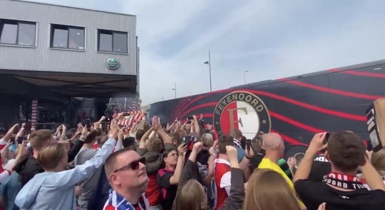 Thumbnail for article: Prachtig: spelersbus van Feyenoord arriveert onder luid gejuich bij De Kuip 