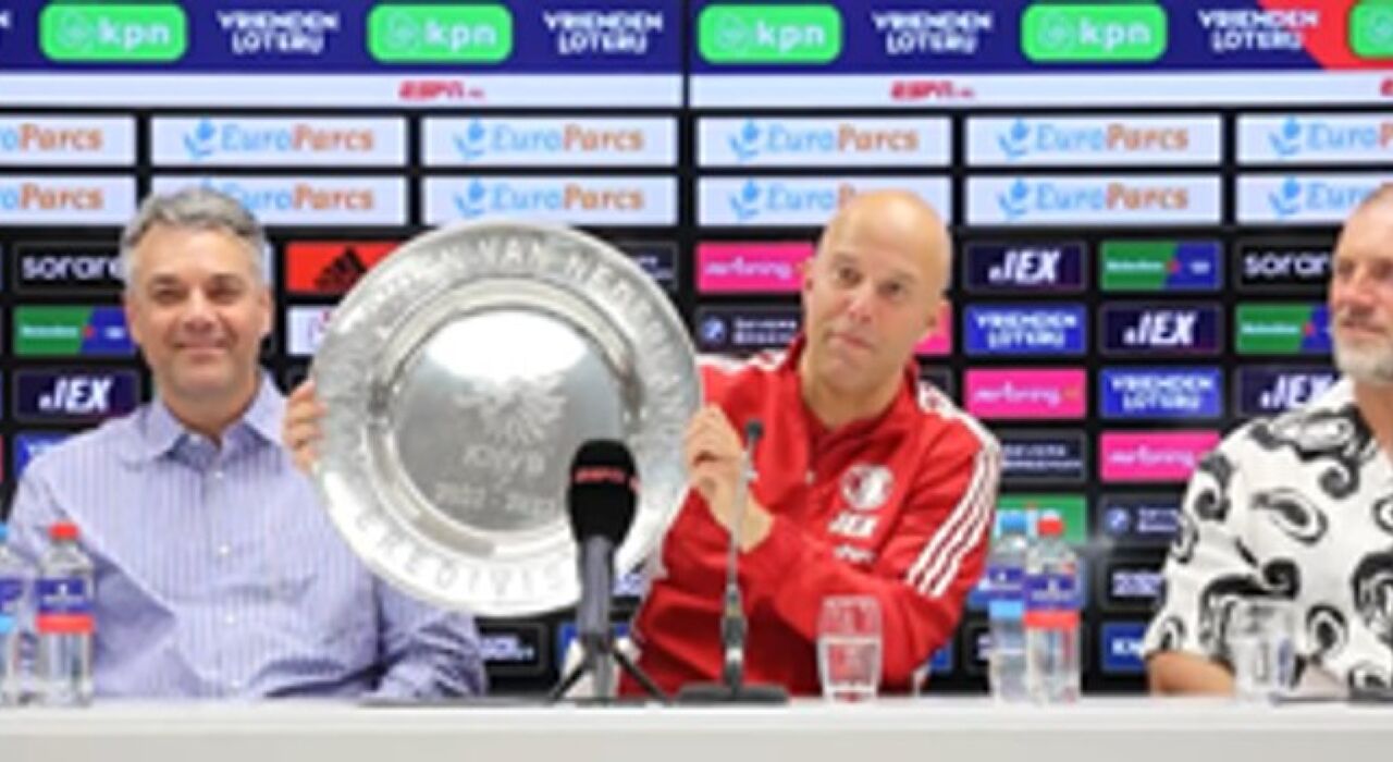 Thumbnail for article: Lachende Slot na afloop van kampioensduel: 'Straal bijna net zoveel als de schaal'