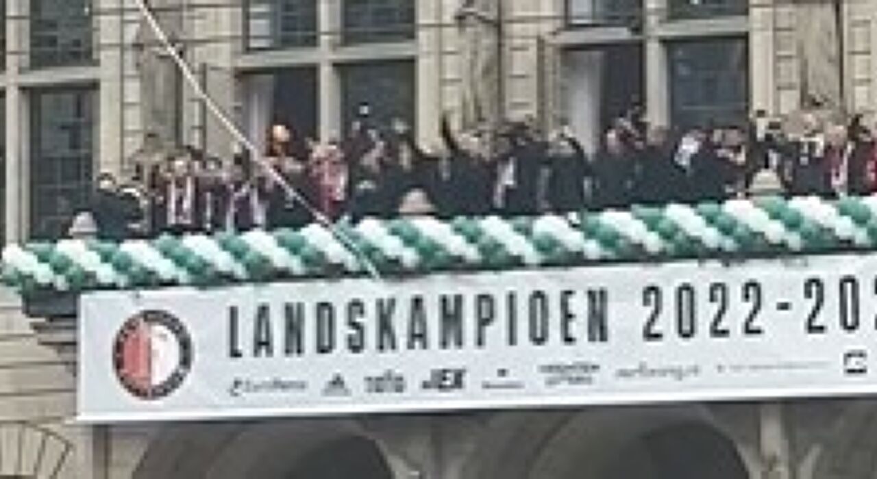 Thumbnail for article: Geertruida zweept publiek op bij huldiging: 'Komen wij uit Rotterdam?!'