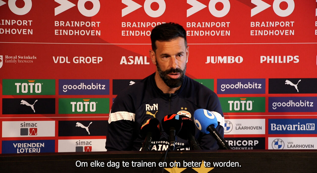 Thumbnail for article: Van Nistelrooy ziet 'geen verschil' bij Simons na overstap naar nieuwe agenten 