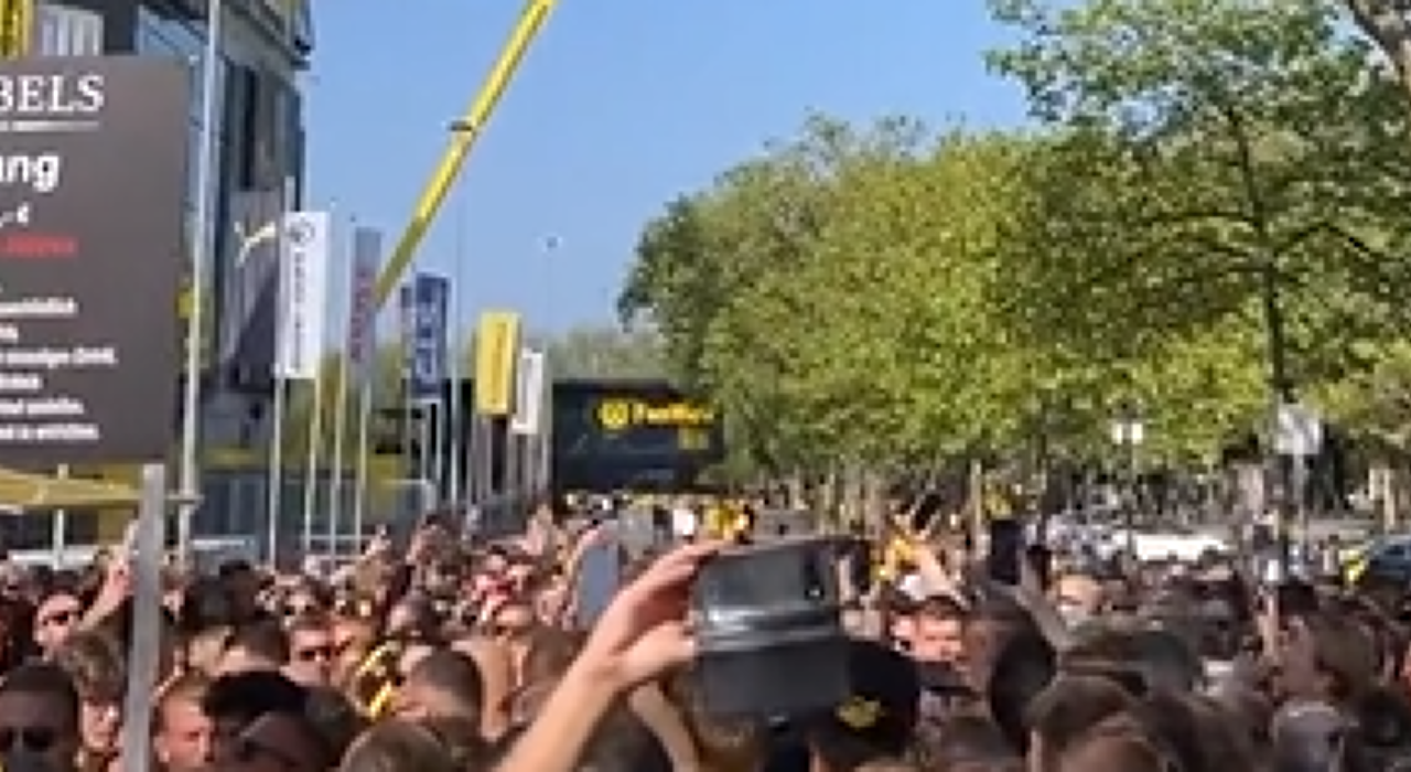 Thumbnail for article: Vijf uur voor aftrap van kampioensduel: gekkenhuis bij Dortmund-stadion