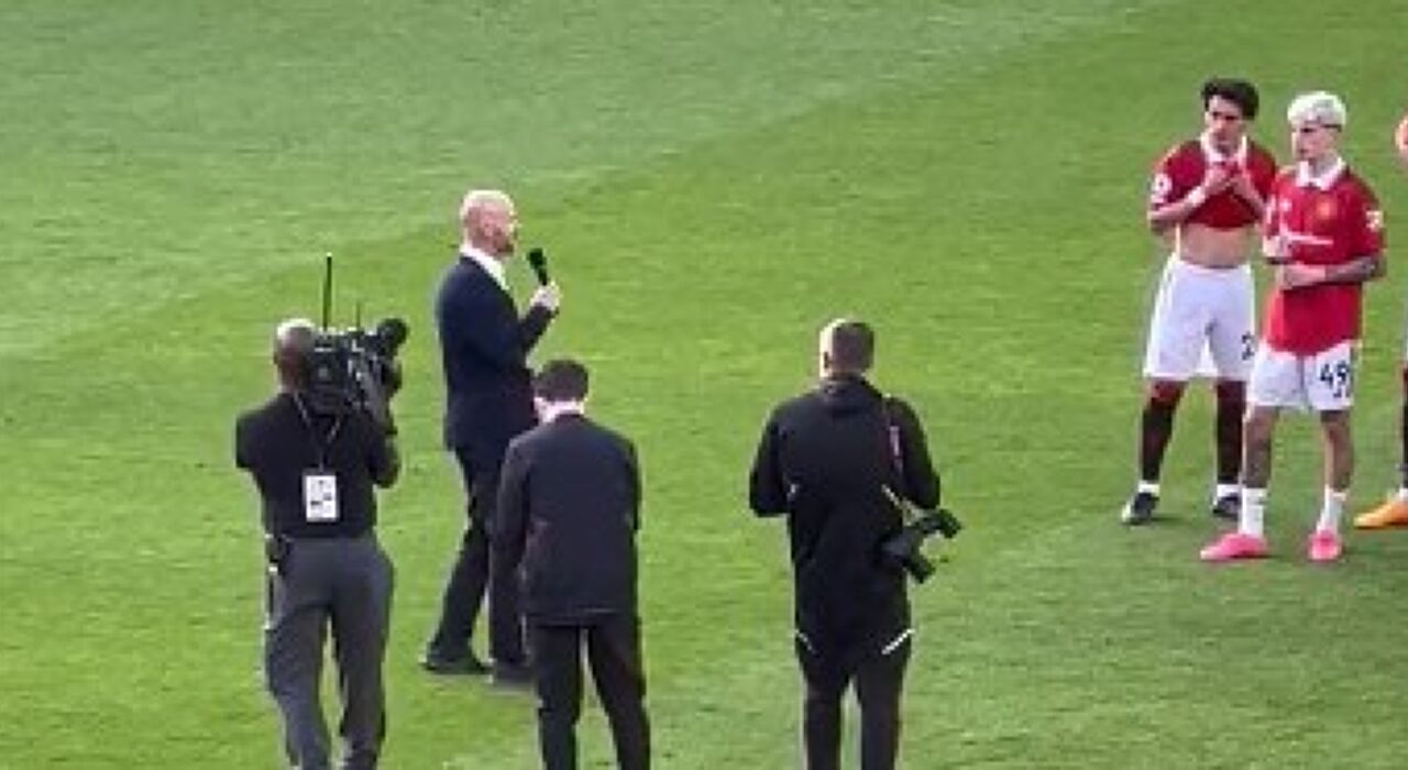 Thumbnail for article: Ten Hag zweept publiek op richting finale: 'Er is nog één wedstrijd te gaan'                     
