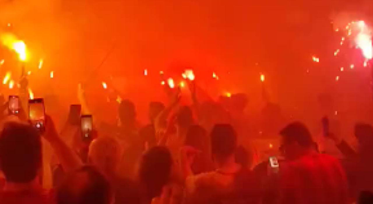 Thumbnail for article: Vuurwerk, vuurwerk en nog eens vuurwerk: Galatasaray-fans vieren kampioenschap