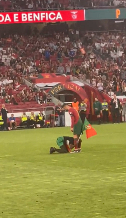 Thumbnail for article: Een pitch-invasion uit duizenden: Ronaldo wordt aanbeden, opgetild én ziet de siu