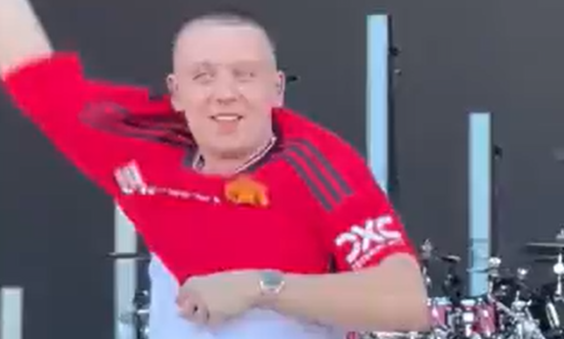 Thumbnail for article: Mediastunt of niet? Rapper lijkt nieuwe shirt Man United te onthullen op festival