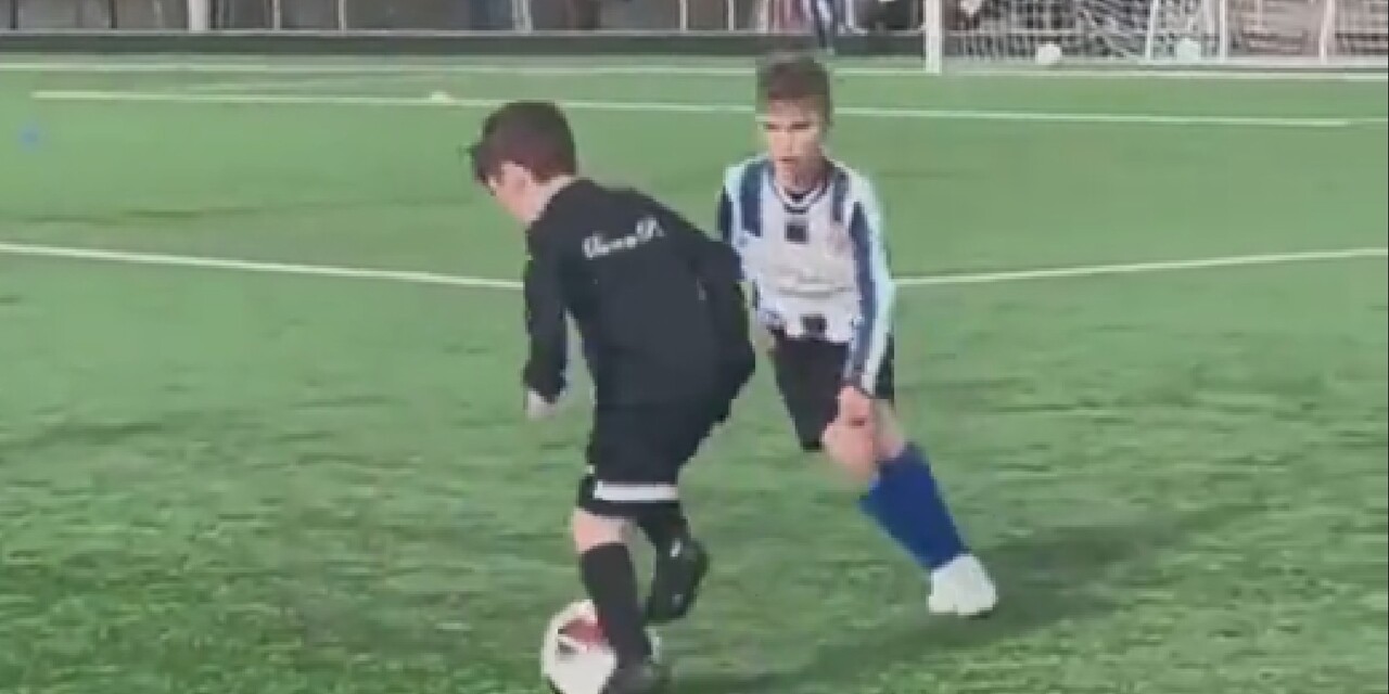 Thumbnail for article: Zo vader, zo zoon: Mateo Messi deelt heerlijke panna uit op voetbalveld