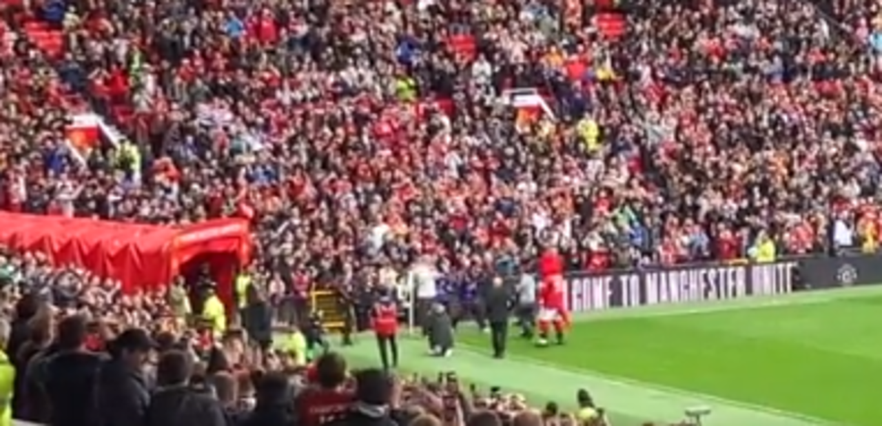Thumbnail for article: Manchester United presenteert Højlund: warm welkom van de fans op Old Trafford