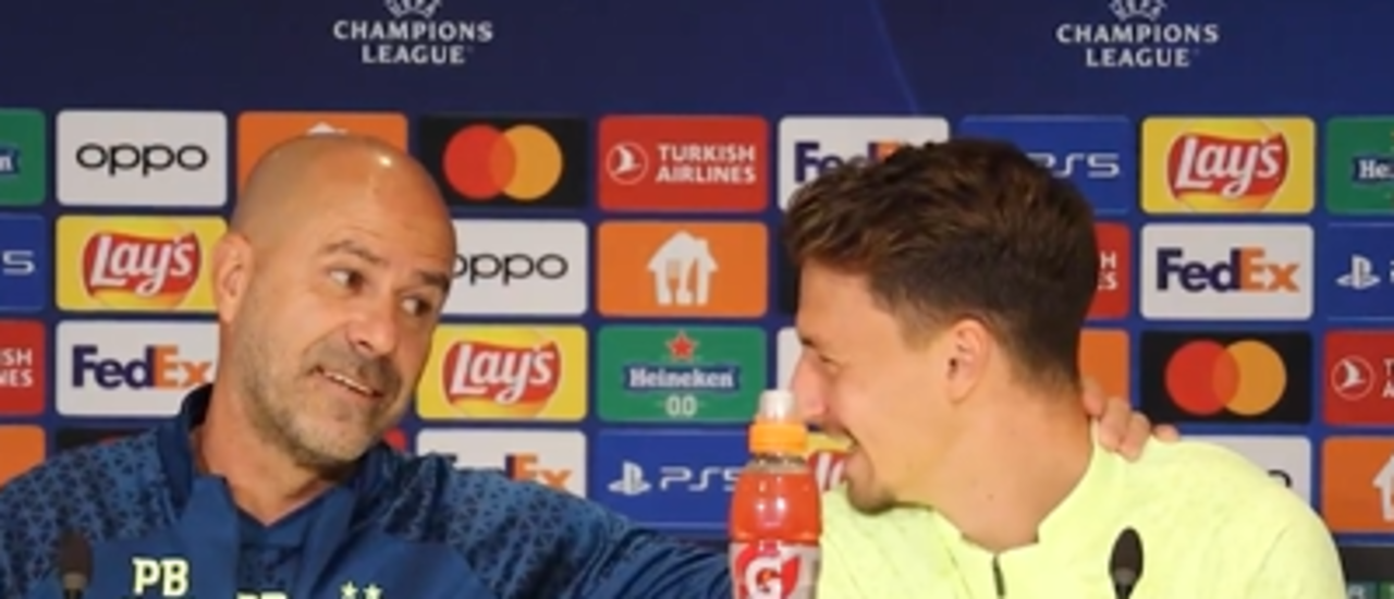 Thumbnail for article: Bosz grapt met Boscagli tijdens persconferentie 'Opletten met wat je zegt, hè!'