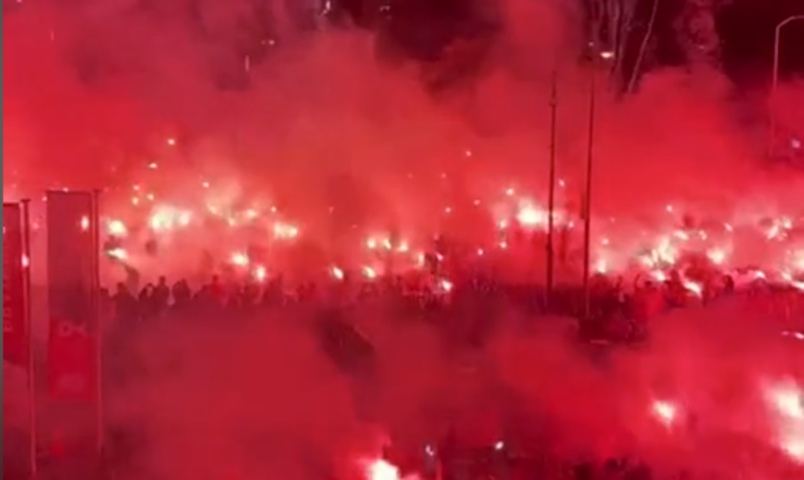 Thumbnail for article: Prachtige beelden: volksfeest barst los rondom Philips Stadion na CL-plaatsing