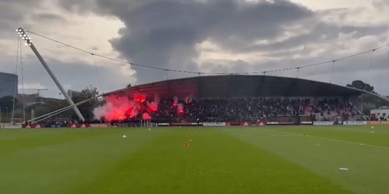 Thumbnail for article: Ajax-supporters klaar voor klassieker en steunen ploeg bij afsluitende training 