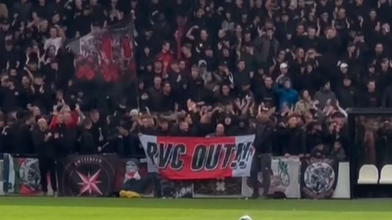 Thumbnail for article: Duidelijke taal van harde kern bij Ajax: spandoek met 'Rot op RVC' bij training