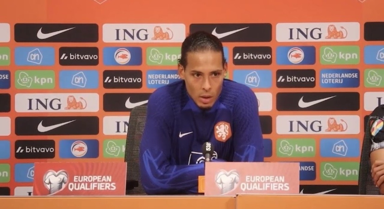 Thumbnail for article: Van Dijk en Aké lovend over debutanten: 'Hopelijk kunnen ze dit doorzetten'