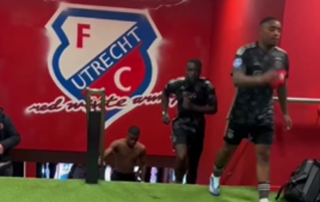 Thumbnail for article: Woeste Bergwijn trapt Utrecht-deur na Ajax-nederlaag: 'Fucking hell man'