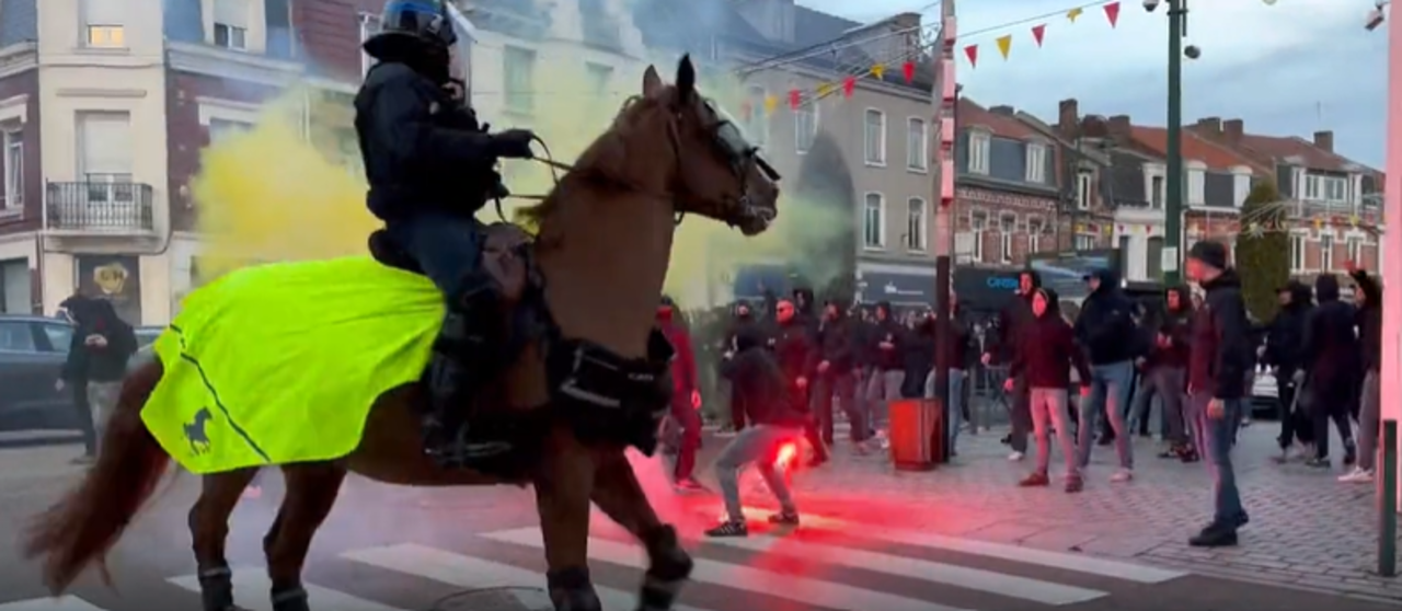 Thumbnail for article: Escalatie: PSV-fans gooien met vuurwerk naar Franse politie, ook traangas ingezet
