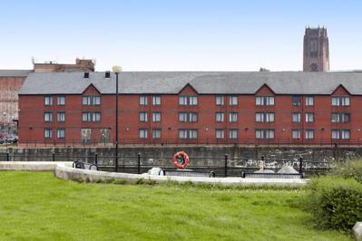 Foto Campanile Liverpool Queens Dock *** Liverpool