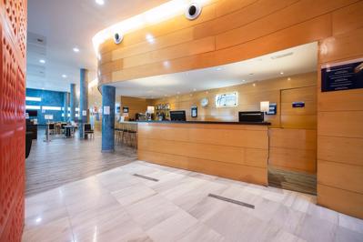 Foto Holiday Inn Express Barcelona Molins De Rei *** Barcelona
