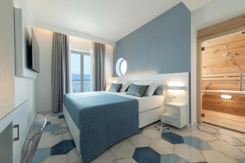 lloyds-baia-hotel