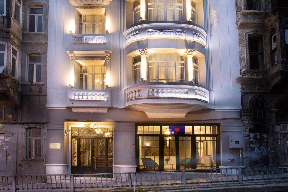 lina-taksim-pera