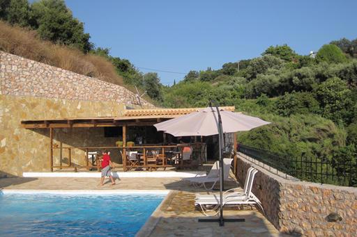 sarantos-pool-suites