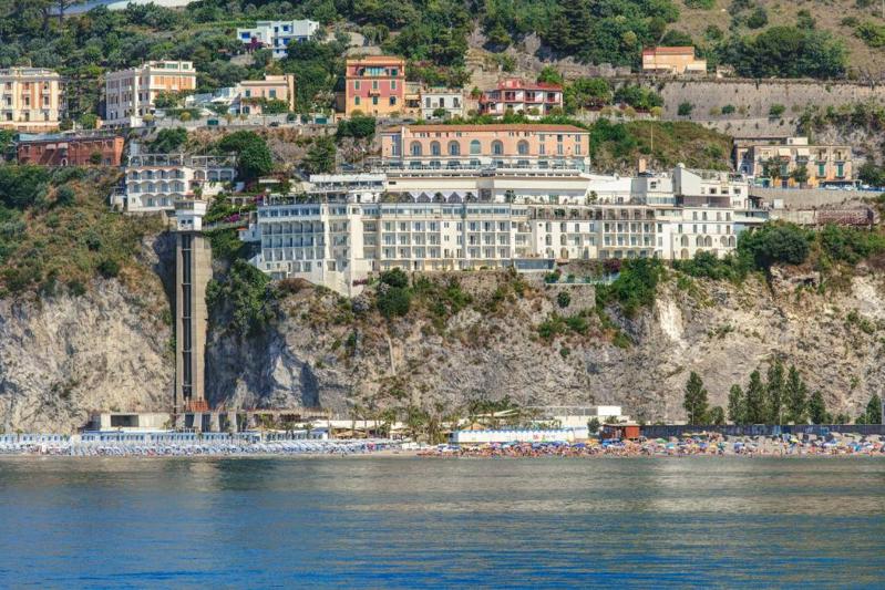 Lloyds Baia Hotel