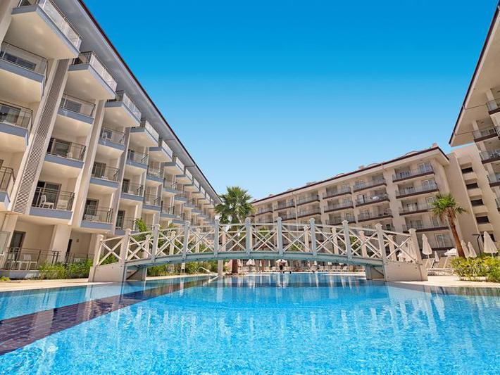 Ramada by Wyndham Hotel en Suites Kusadasi - Kusadasi - Turkije