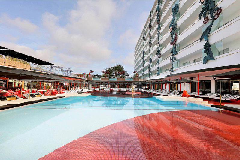 The Unexpected Ibiza - Playa Den Bossa - Spanje