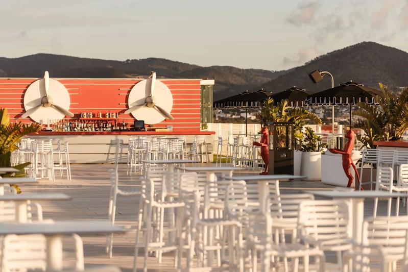 The Unexpected Ibiza - Playa Den Bossa - Spanje