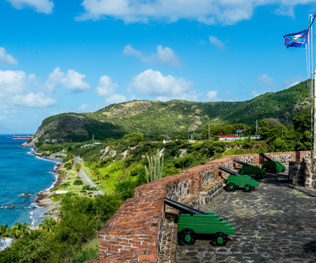 <p>Fort Oranje op Sint Eustatius met uitzicht op de bergen</p>